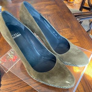 STUART WEITZMAN SIZE 8 Moss-olive suede platform 4”Pumps